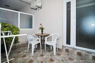 Апартаменты Apartments Samardžić Тиват Номер-студио с террасой (3 взрослых).-5