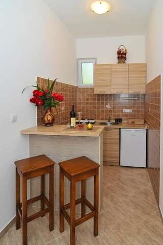 Апартаменты Apartments Samardžić Тиват Номер-студио с террасой (для 2 взрослых)-6